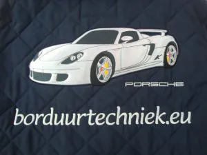 Ruglogo van grijze auto