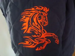 Kunstzinnig oranje paard