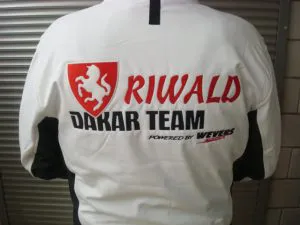 Rood zwart Dakarteam logo