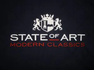 State of art logo op borstformaat navy achtergrond