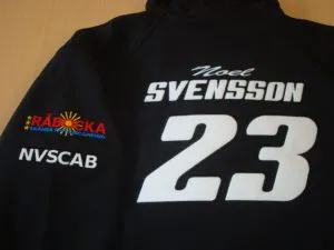 Crosskleding met zichbaar mouwlogo