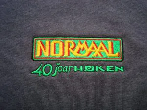 Groen geel logo van Normaal 40 joar hoken