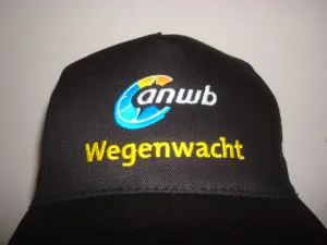 Voorzijde van cap geboduurd met wegenwacht.