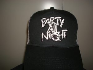 Voorzijde van cap met tekst "Party all night"