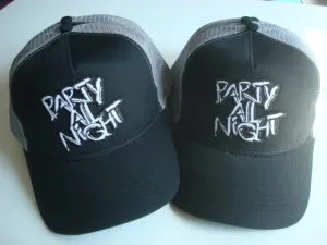 Zwart grijze caps met geborduurde tekst "Party all night"